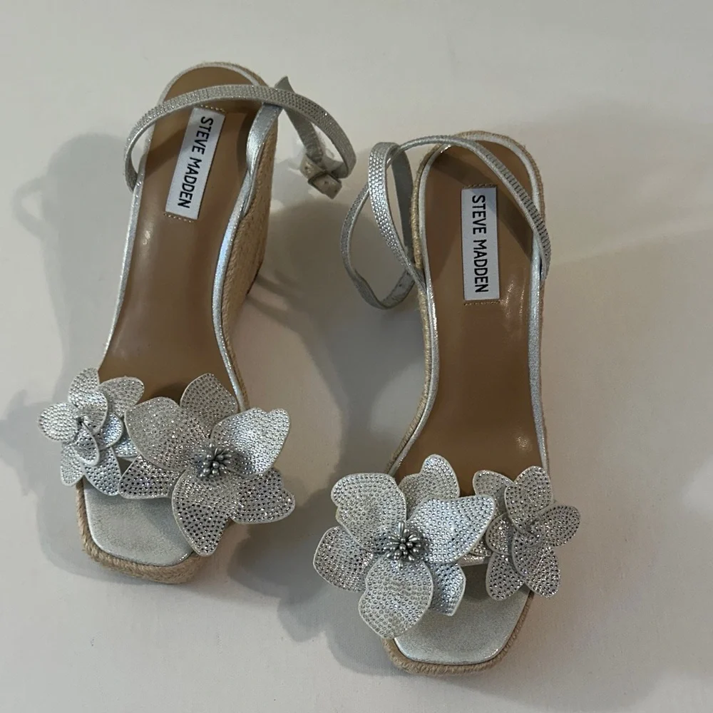 NEW STEVE MADDEN Womens Applique Faux Leather Wedge Sandal